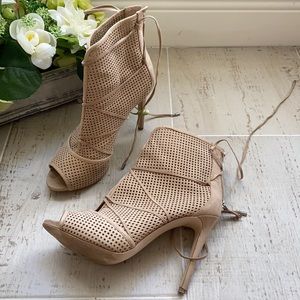 GUESS Perforated Lace Up/Back Zipper Peep Toe Suede Heels “ Gwayanae” Size 9.5